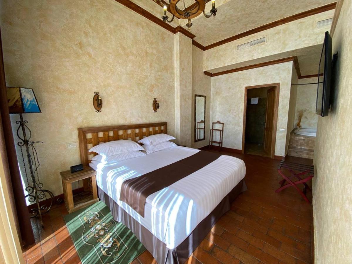 Caucasus Hotel Kasagh Exteriör bild A room at the hotel