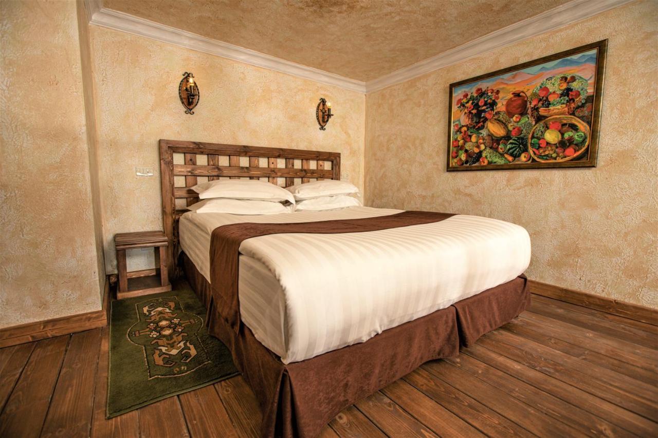 Caucasus Hotel Kasagh Exteriör bild A room at the hotel