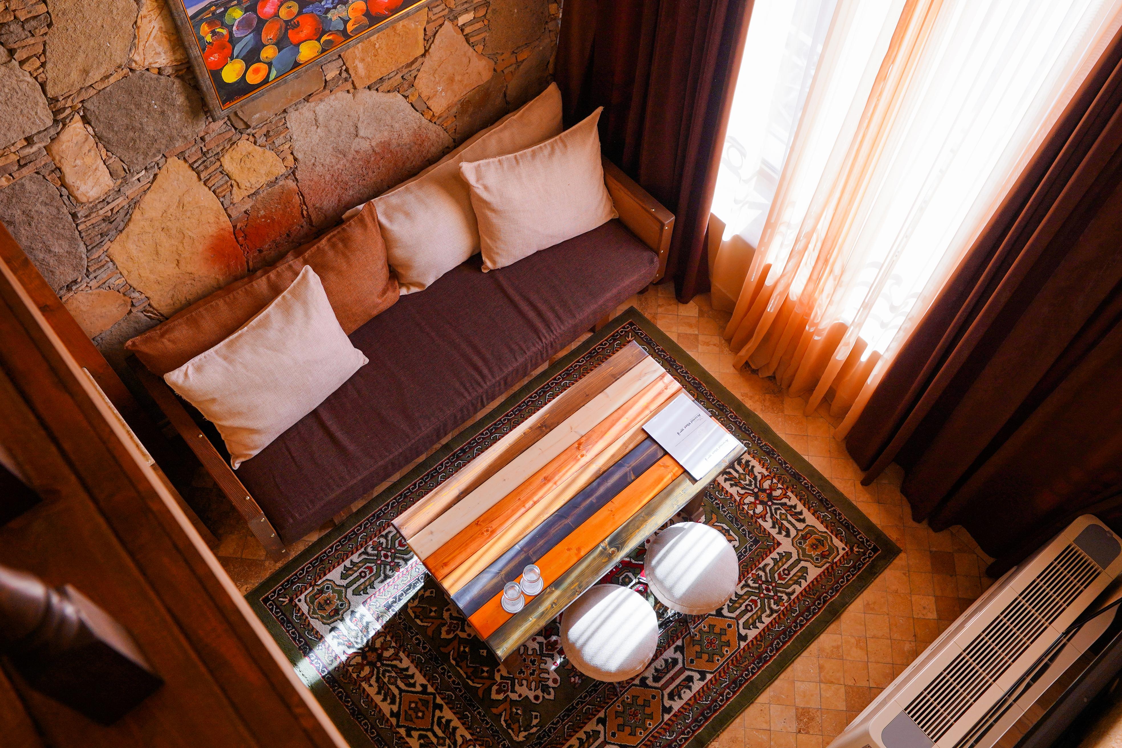 Caucasus Hotel Kasagh Exteriör bild A living room with a carpet