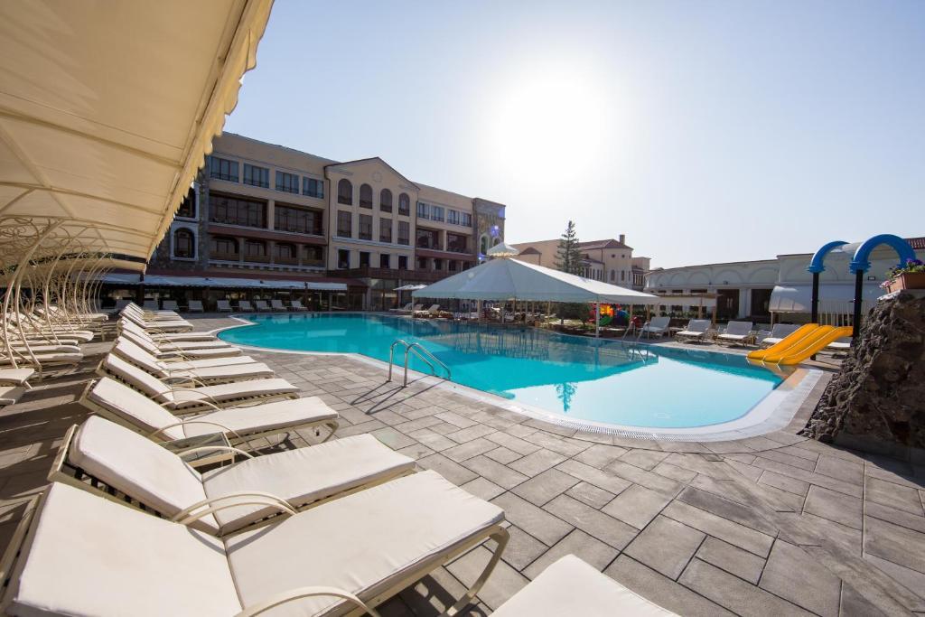 Caucasus Hotel Kasagh Exteriör bild The swimming pool at the hotel